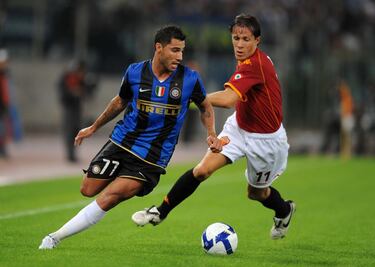 El extremo portugués asombraba a Europa entera por su extraordinario rendimiento en el Oporto. En verano de 2008, el Inter pagó 25 millones para hacerse con sus servicios. Su poca participación propició su marcha, en invierno de 2009, cedido al Chelsea. En su regreso en la 2009/10 no gozó de muchos minutos, pero vio crecer su palmarés con el triplete que consiguió el Inter en la temporada 2010.