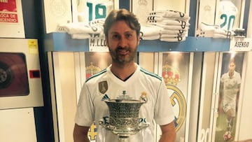 Joaquín Más posa con la Supercopa de España