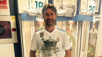 Joaqu&iacute;n M&aacute;s posa con la Supercopa de Espa&ntilde;a