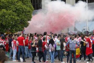 Ambientazo de las aficiones antes del Real Madrid-Atlético