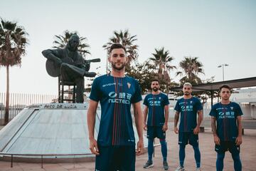 Los jugadores junto a la estatua de Paco de Lucía.