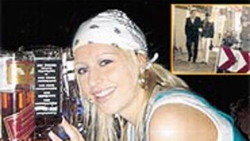 <b>KAHN Y LA CAMARERA</b>. El meta ha sido el protagonista del año. Mientras su esposa, Simone (que aparece en la foto de la derecha besándose con la mujer de Fink), estaba a punto de dar a luz a su segundo hijo, él era cazado mientras besaba apasionadamente a una joven camarera llamada Verena (arriba) en P1, una discoteca de Múnich. Su mujer tuvo que ser atendida, pues sufrió un shock al ver las fotos. Ya en 2001, Kahn engañó a su esposa con Yvonne, una secretaria.