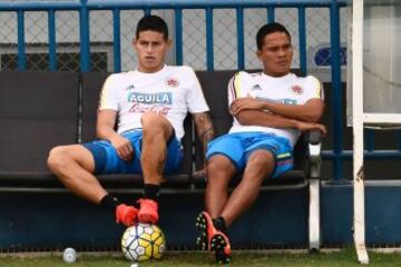 Carlos Bacca en plena concentración de la Selección Colombia al lado de James Rodríguez.