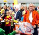Johan Cruyff sale en defensa del seleccionador Guus Hiddink