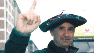 El ex director de Cafés Baqué, Saunier Duval y Geox-TMC, Sabino Angoitia, posa con la txapela de campeón de la Vuelta al País Vasco. Angoitia busca regresar al mundo del ciclismo a través de Twitter, donde se ha ofrecido para dirigir un equipo.