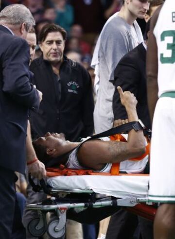 Marcus Smart abandonó la cancha en camilla.
