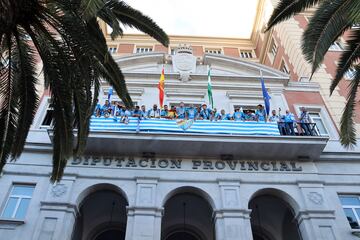 Los jugadores del Málaga en la Diputación Provincial de la capital andaluza.