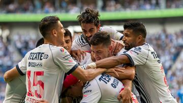 AME4924. MONTERREY (MÉXICO), 15/10/2022.- Jugadores de Rayados festejan una anotación ante Cruz Azul hoy, durante un partido correspondiente a la vuelta de cuartos de final del Torneo Apertura 2022, celebrado en el estadio BBVA de la ciudad de Monterrey (México). EFE/Miguel Sierra
