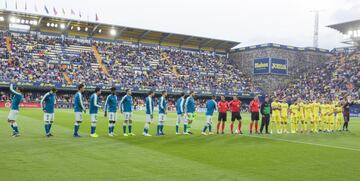 El Villarreal y el Atlético de Madrid posan en el centro del campo antes del comienzo del partido. 