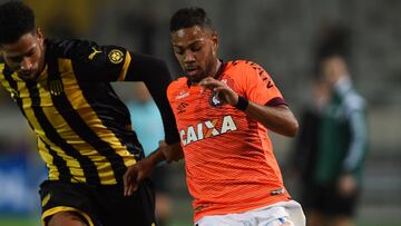 Renan Lodi con el Athletico Paranaense. 