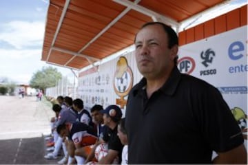 El DT chileno estuvo a cargo del club Tiro Federal de Rosario en la primera división de Argentina. Además se desempeñó en el Alianza de El Salvador y en Rampla Juniors de Uruguay.