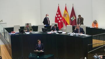 El alcalde de Madrid, Jos¨¦ Luis Mart¨ªnez-Almeida, interviene durante una sesi¨®n ordinaria del Pleno Municipal, en el Palacio de Cibeles, a 25 de octubre de 2022, en Madrid (Espa?a). Durante la sesi¨®n plenaria se debate si se nombra y reprueba persona 'non' grata al exvicepresidente del Gobierno Pablo Iglesias. Esta consideraci¨®n ha tenido lugar despu¨¦s de las palabras que dijo Iglesias en su programa de radio el pasado 28 de septiembre sobre la Polic¨ªa Municipal de Madrid. Otro de los temas a tratar en el pleno es el grado de cumplimiento de los acuerdos alcanzados con los distintos grupos pol¨ªticos para la aprobaci¨®n de los presupuestos.
25 OCTUBRE 2022?;PABLO IGLESAIS;NON GRATA;PLENO;AYUNTAMIENTO;MADRID
Jes¨²s Hell¨ªn / Europa Press
25/10/2022