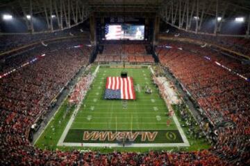 Una panorámica del estadio durante la actuación de la cantante Ciara, con las gradas perfectamente divididas entre el color naranja de Clemson y el carmesí de Alabama. Si no la conocéis, Ciara viene a ser algo así como Rihanna pero en más alta y menos de Barbados.