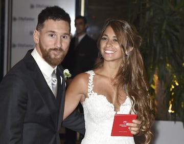 ROSARIO, ARGENTINA - JUNE 30:  Lionel Messi and Antonela Roccuzzo greet the press after their civil wedding ceremony at the City Center Rosario Hotel & Casino on June 30, 2017 in Rosario, Argentina. 