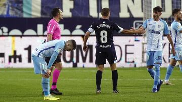 Los jugadores del Málaga, cabizbajos tras un partido en La Rosaleda.
