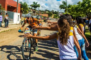 Hablamos de una cita con un clima extremo, propia del país sudamericano. Pese a que se celebra en verano, lo más habitual es encontrarse dos climatologías totalmente adversas: calor sofocante o lluvias torrenciales que dejan una humedad extrema. Sus parajes son alucinantes, con una dureza extrema atravesando caminos y superando descensos vertiginosos en plena selva. Toda una aventura.