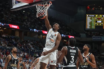 El pívot del Real Madrid Serge Ibaka machaca la canasta durante el encuentro de Euroliga que Real Madrid y el Partizán.