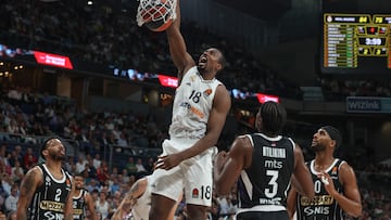 MADRID, 10/10/2024.- El pívot del Real Madrid Serge Ibaka machaca la canasta durante el encuentro de Euroliga que Real Madrid y el Partizan de Belgrado disputan este jueves en el WiZink Center, en Madrid. EFE/ Kiko Huesca