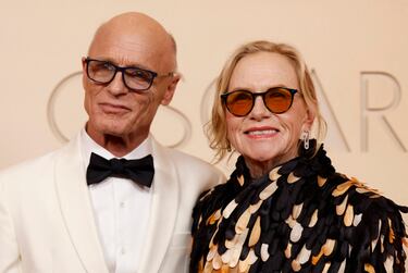 Amy Madigan y Ed Harris posan en la alfombra roja del Dolby Theatre.
