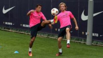 Adriano entrena junto a Rakitic con el Bar&ccedil;a.