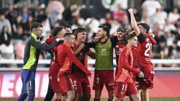 Los jugadores del Mirandés celebra la victoria en el derbi ante el Burgos.