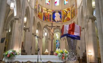 Los capitanes del Atlético y Atlético Femenino le ofrecen el título a la Virgen de la Almudena.