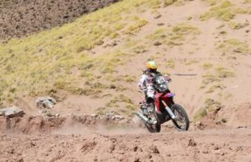 La piloto española Laia Sanz Pla-Giribert del equipo HRC en acción durante el comienzo de la décima etapa del rally Dakar 2015 entre Calama (Chile) y Salta (Argentina) el miércoles 14 de enero de 2015, en la localidad de Susques, Jujuy (Argentina). El rally Dakar se disputa entre el 4 y el 17 de enero pasando por tres países, Argentina, Chile y Bolivia.