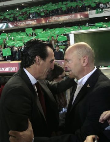 Saludo entre Pepe Mel y Emery.