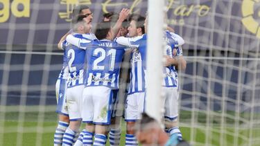 Los jugadores de la Real Sociedad celebran el gol de Isak al Cádiz.