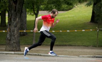 Ángel David Rodríguez, en carrera por el asfalto.
