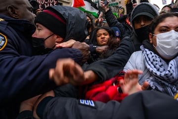 Oficiales de la polica de Nueva York forcejean con manifestantes alrededor de la Universidad de Columbia en solidaridad con los manifestantes pro palestinos que presuntamente fueron atacados durante una protesta en el campus universitario el 2 de febrero en la ciudad de Nueva York. Las organizaciones universitarias pro palestinas afirmaron que dos personas atacaron a varios manifestantes con bombas ftidas durante una protesta el 19 de enero en el campus. Se produjeron mltiples arrestos tras los enfrentamientos entre la polica de Nueva York y los manifestantes mientras marchaban por el exterior de Columbia y Barnard-Columbia.