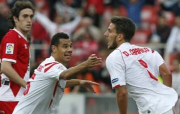 El defensa portugués del Sevilla Daniel Carriço celebra con su compañero, el francés Timothée Kolodziejczak, el gol marcado al Rayo Vallecano, segundo para su equipo