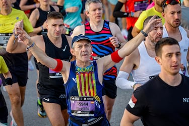 Un veterano corredor saluda a los medios gráficos durante la maratón.
