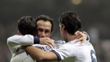 Ricardo Carvalho abraza a Cristiano Ronaldo en un partido reciente del Madrid.