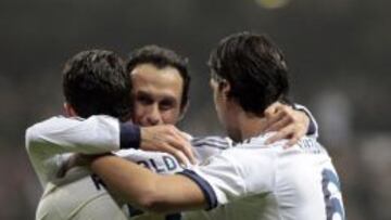 Ricardo Carvalho abraza a Cristiano Ronaldo en un partido reciente del Madrid.