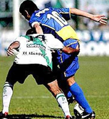 En el año 2002, Riquelme era marcado por Santa Cruz, quien puso la mano en un sitio que no agradó al astro argentino, quien reaccionó de manera violenta y golpeó a su rival, lo que provocó su expulsión.