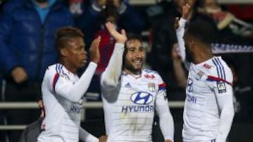 El Lyon resiste con diez ante
el Saint Etienne y sigue líder