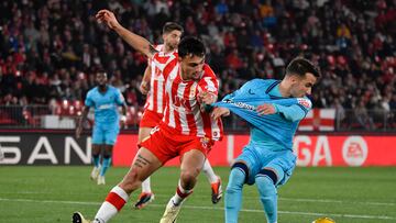 ALMERIA, 12/02/2024. El centrocampista del Athletic Club Berenguer (d) defiende el balón del defensa de la UD Almería Marc Pubill durante el encuentro correspondiente a la jornada 24 de Primera División que disputan hoy lunes la UD Almeria y Athletic Club en el Power Horse Stadium de Almería. EFE / Carlos Barba
