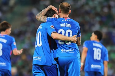 Nicolás Larcamón's Cruz Azul is one win away from matching Martín Anselmi's historic winning streak