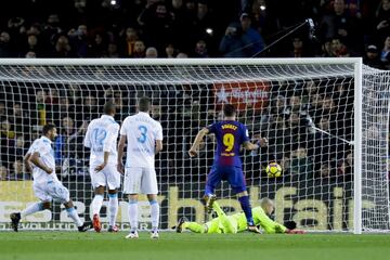 1-0. Luis Suárez anotó el primer gol.