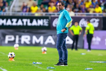 Andre Soares Jardine head coach of America during the 15th round match between Mazatlan FC and America as part of the Liga BBVA MX, Torneo Apertura 2024 at El Encanto Stadium on November 01, 2024 in Mazatlan, Sinaloa, Mexico.