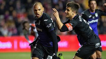 GRAF1907. MADRID, 04/02/2019.- El delantero dan&eacute;s del Legan&eacute;s Martin Braithwaite (i) celebra su gol anotado ante el Rayo Vallecano, el primero del partido de La Liga que se disputa hoy en el estadio de Vallecas en Madrid . EFE / Rodrigo Jime