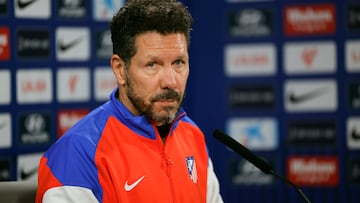 MAJADAHONDA (C.A. DE MADRID), 21/02/2025.- El entrenador del Atlético de Madrid Diego Simeone durante la rueda de prensa posterior al entrenamiento realizado este viernes en la Ciudad Deportiva del club en Majadahonda para preparar el partido de liga que disputa mañana ante el Valencia. EFE/Zipi Aragón