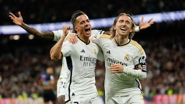 MADRID, 25/02/2024.- El centrocampista del Real Madrid Luka Modric (d) celebra con Lucas V¨¢zquez tras marcar ante el Sevilla, durante el partido de Liga que Real Madrid y Sevilla FC disputan este domingo en el estadio Santiago Bernab¨¦u. EFE/Javier Liz¨®n