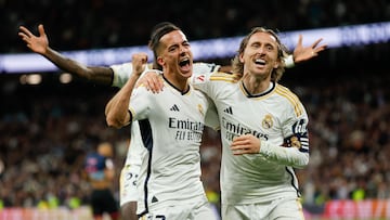 MADRID, 25/02/2024.- El centrocampista del Real Madrid Luka Modric (d) celebra con Lucas Vázquez tras marcar ante el Sevilla, durante el partido de Liga que Real Madrid y Sevilla FC disputan este domingo en el estadio Santiago Bernabéu. EFE/Javier Lizón
