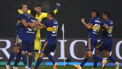 LA PLATA, ARGENTINA - AUGUST 04: Agust&Atilde;&shy;n Rossi of Boca Juniors celebrates with teammates winning in the shootout after a round of sixteen match of Copa Argentina 2021 between Boca Juniors and River Plate at Estadio Ciudad de La Plata on August