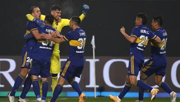 LA PLATA, ARGENTINA - AUGUST 04: Agustín Rossi of Boca Juniors celebrates with teammates winning in the shootout after a round of sixteen match of Copa Argentina 2021 between Boca Juniors and River Plate at Estadio Ciudad de La Plata on August
