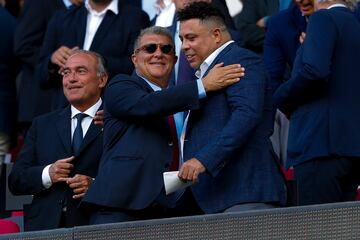 Joan Laporta y Ronaldo Nazário en el palco.