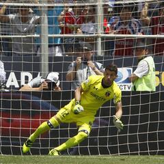 La UC rescata un empate heroico y polémico ante Colo Colo