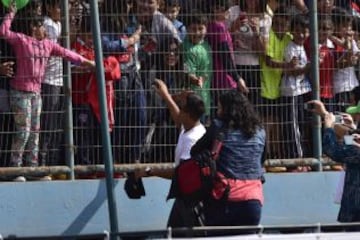 El delantero de Arsenal inaugur&oacute; un torneo en las canchas que don&oacute; a la municipalidad de Tocopilla.